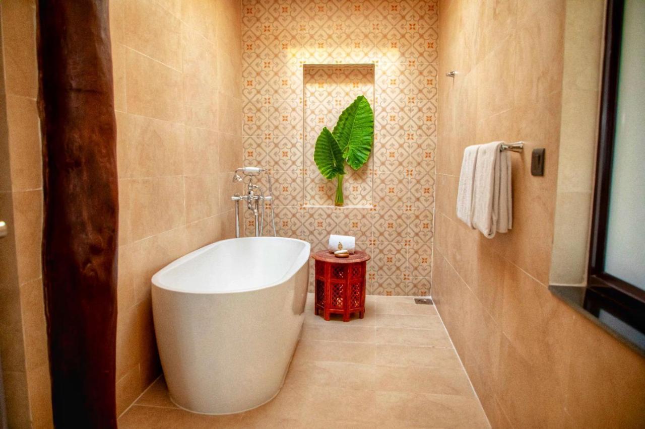 Miraaya Wellness And Golf Resort Chitwan Dış mekan fotoğraf